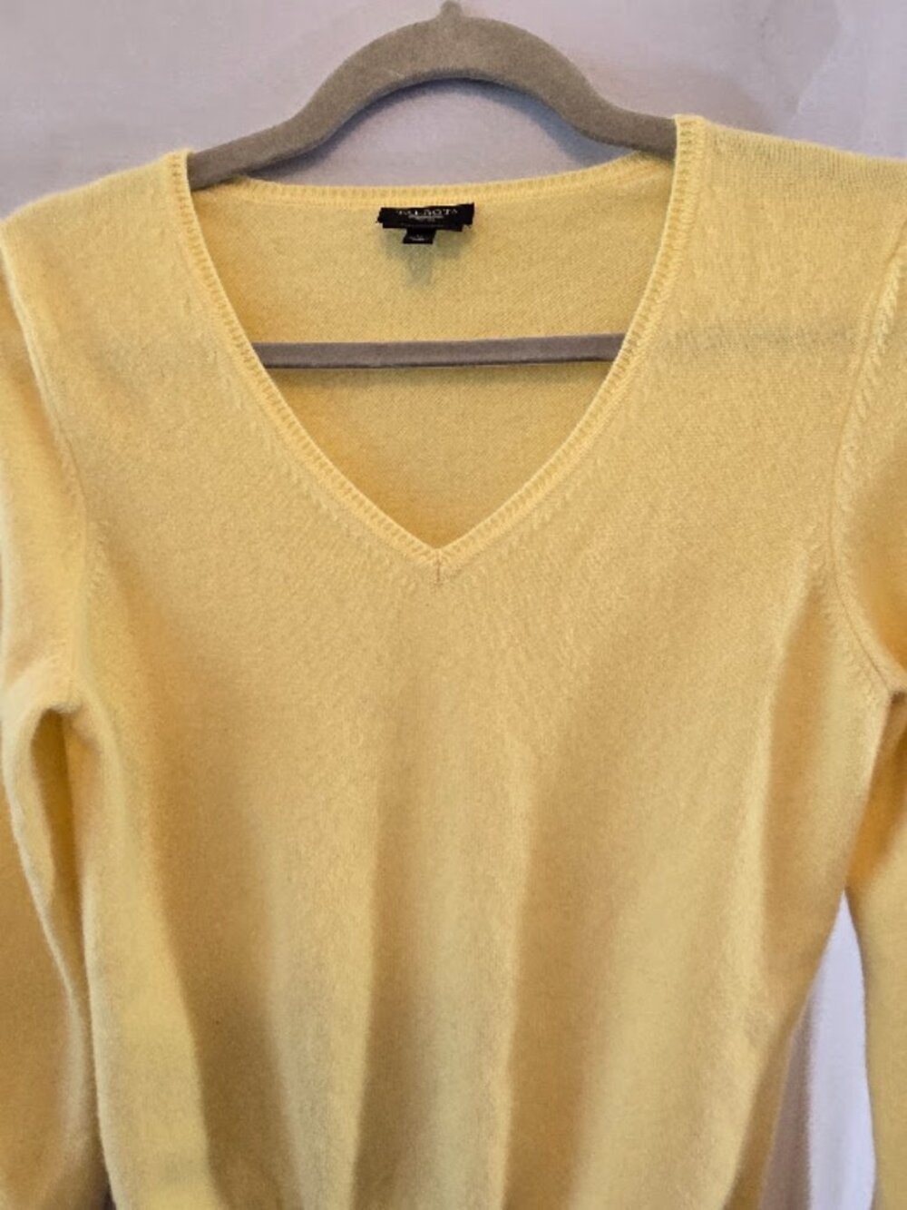 PURE CASHMERE TALBOTS SWEATER YELLOW PETITE MEDIUM VNECK PULLOVER SOFT LUXURY - Picture 3 of 7